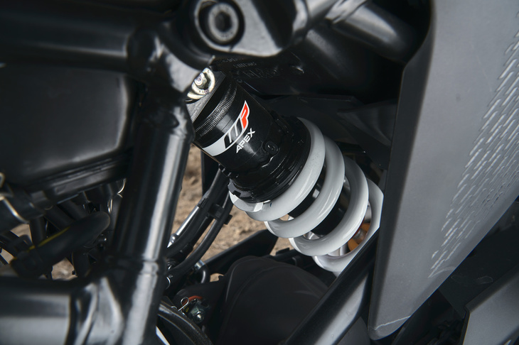 後ろはコイルオーバー式のモノショックで、こちらもプリロードとリバウンド側の減衰を調整することができる。