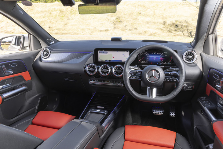 インテリアの変更は最小限でセンターコンソールのタッチパッドがなくなった程度。新機軸の「MBUX ARナビゲーション」はオプションの「アドバンスドパッケージ」に含まれている。