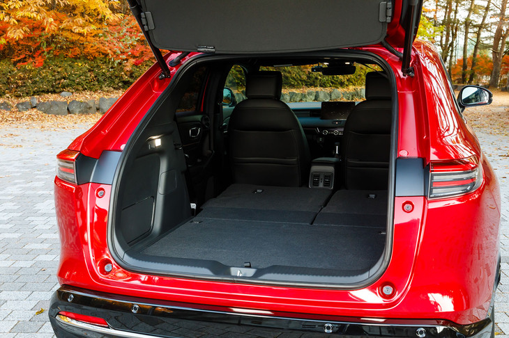 後席の背もたれを倒すと座面も連動して沈み込む仕掛け（ダイブダウン）。これほど低くてフラットになるのはホンダならではだ。