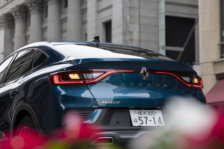 なだらかに傾斜したクーペスタイルのフォルムが「アルカナ」の特徴。写真の外装色は「ブルーザンジバルM」で、これを含め「R.S.ライン マイルドハイブリッド」には全4色のボディーカラーが設定される。