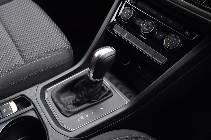 トランスミッションはデュアルクラッチ式ATの7段DSG。「TSIトレンドライン」を除く2グレードには、レザーシフトノブが装備される。