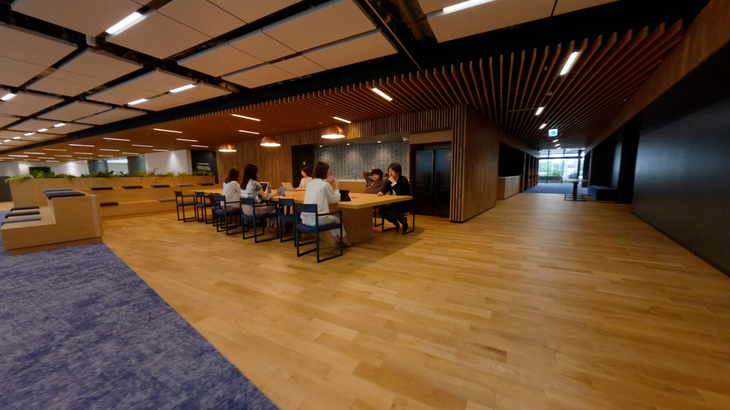 上階のオフィスエリアは、オープンなコラボレーション・ゾーン（写真）や、可動式のパテーションでフレキシブルに仕切れるアジャイル・ゾーン、フリーアドレスのデスクが並んだインディビジュアル・ゾーンに分けられている。