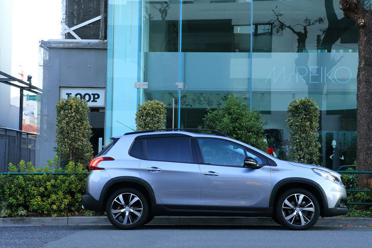 出発前に、ちょっとクルマの紹介を。「プジョー2008」は全長4160mmのコンパクトSUV。フランス車ならではのユニークなデザインが魅力で、サイドビューでは“段付き”のルーフラインが目を引く。