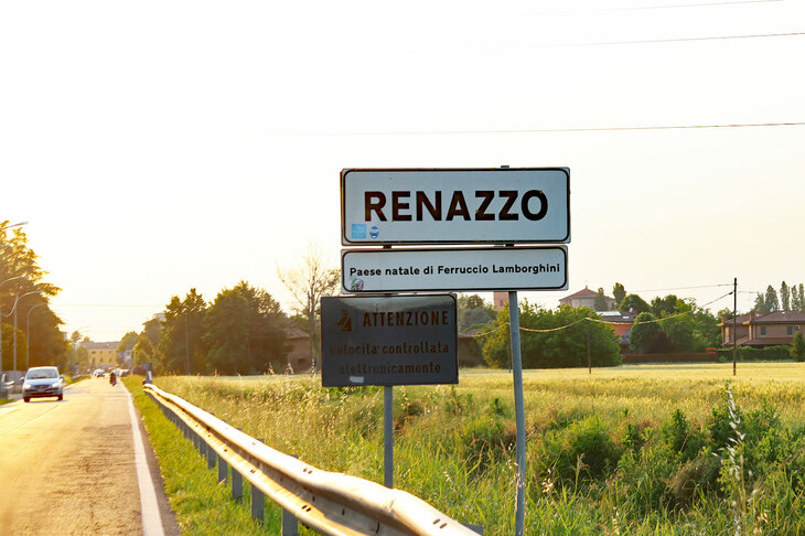レナッツォ地区の始まりを示す道標。「フェルッチョ・ランボルギーニの生誕地」のプレートが加えられている。