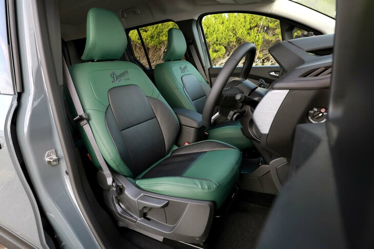 ダナーとのコラボレーションによるシートカバーは、「カングー」のために専用設計されたもので、写真のとおりシートにぴったりフィット。PVCレザー製で汚れに強いだけでなく、座っていてムレることもなく、とても快適だった。