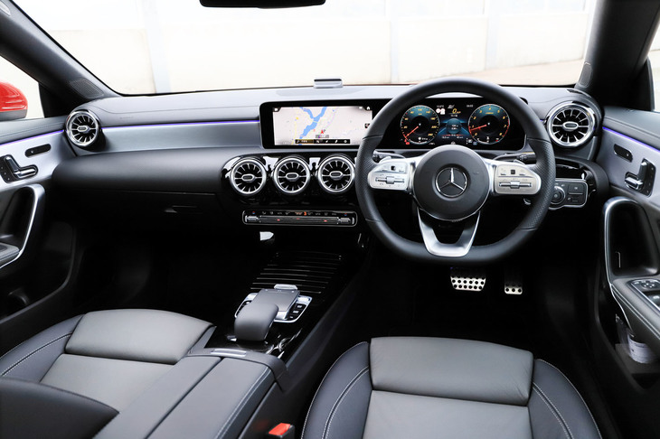 インテリアの意匠は、プラットフォームを共有する「Aクラス」などとほぼ同じ。本革巻きのスポーツステアリングは「AMGライン」、各部のアルミ装飾は「AMGレザーエクスクルーシブパッケージ」に含まれるオプションだ。