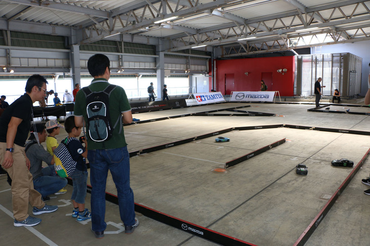 タミヤによるラジコン体験コーナーも開設。「RX-7」などのマツダ車のラジコンカーで、子どもから大人まで気軽に遊ぶことができた。