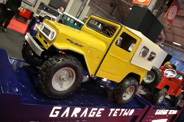 「ランドクルーザー」の社外ボディーパーツを製造している企業によるものだけに、車体色も限りなくリアルだ。