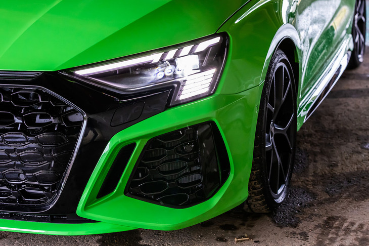 周囲の明るさや車両を感知し、照射範囲や角度を自動調整するヘッドランプが組み込まれた「マトリクスLEDヘッドランプ＋ダイナミックターンインディケーター」は12万円のオプションアイテム。