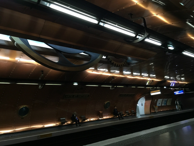 パリ地下鉄アール・ゼ・メティエ駅。ホームの壁は、潜水艦をイメージしてデザインされている。