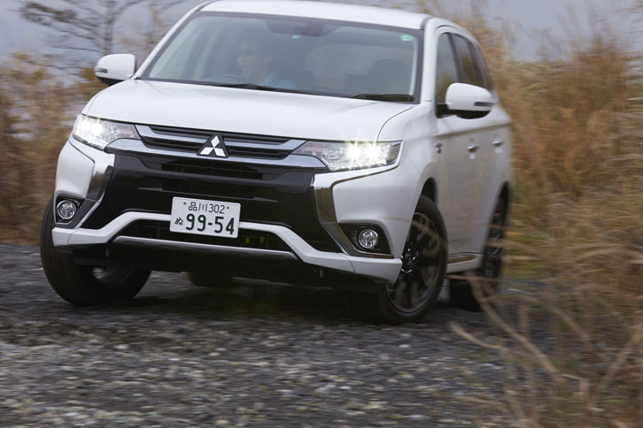 「アウトランダーPHEV」には、三菱の車両運動統合制御システム「S-AWC」が搭載される。滑りやすいオフロードでもスリップ量を抑え、安定した走りを実現する。