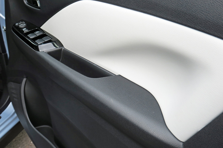 三菱eKクロスEV P（フロントドアトリム）