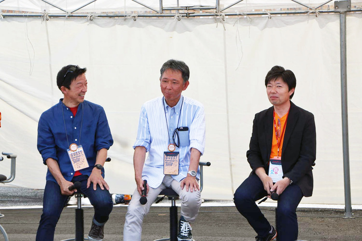 2019年の「軽井沢ミーティング」より、中山 雅さん（写真向かって右）からバトンを引き継ぎ、新たに「ロードスター」の主査となった斎藤茂樹さん（中央）。（写真：大音安弘）