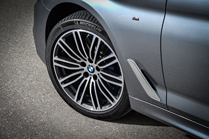 試乗車の足元には、「530d」では19インチ、「520d」では18インチと、ともに標準より大きなサイズのタイヤおよびホイールがセットされていた。