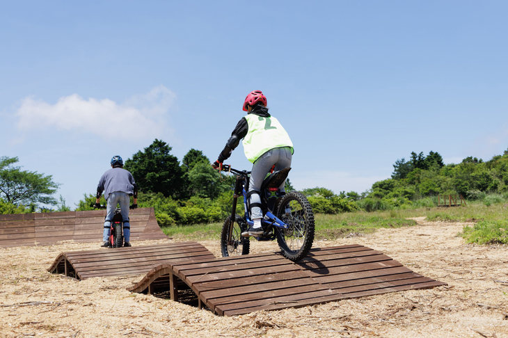 コースは一周約300mで、「スラローム」や「立体一本橋」など6つのセクションが用意されている。こちらは緩やかなコブが連続する「パンプトラック」。