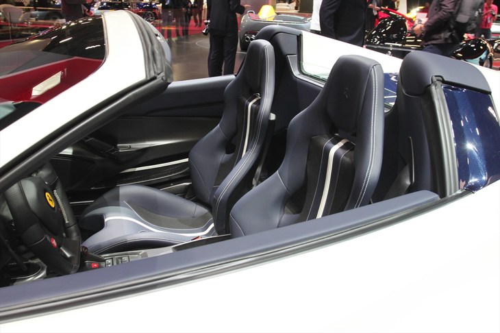 フェラーリ488ピスタ スパイダー（フロントシート）