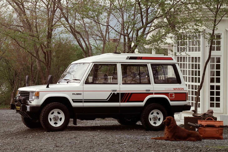 初代「パジェロ」は発売後も細かな改良が加えられ、三菱はラインナップの拡大を積極的に実施した。1983年3月には乗用の5ナンバー車が、同年7月にはロングボディー車が、1985年にはAT車が追加された。