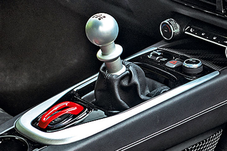 マニュアルトランスミッションが選べるのはV6モデルのみ。「エリーゼ」などが採用していたピロボールによるリンク機構がむき出しのスタイルを踏襲している。