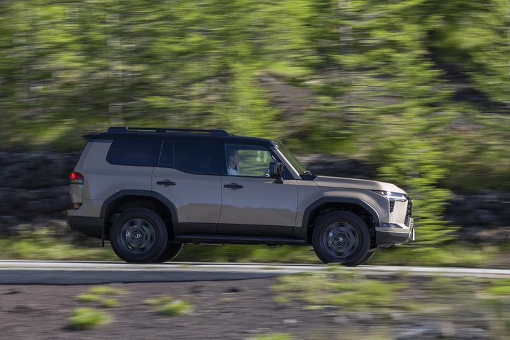 ドライブトレインはセンターにトルセンLSDを使うフルタイム4WD。オフロード走行時にスタビライザーをフリーにする「E-KDSS」機能が備わっている。