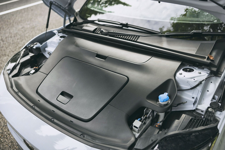 ボンネット下にも充電ケーブルを収納できる程度のスペースが確保されている。フロントのトランクゆえに“フランク”と呼ばれる。