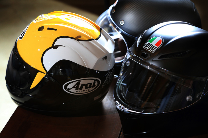 桐島ローランド氏が持参した、ケニー・ロバーツ グラフィックのヘルメット（左）。「あの頃のライダーのヘルメットって、今見てもカッコイイよね。今のライダーのはデザインが複雑すぎて、覚えられないよ（笑）」。