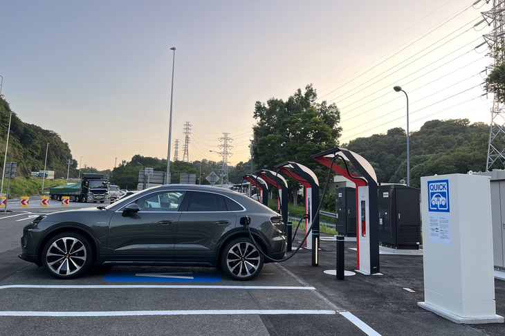 単純に数で比較すれば、日本国内ではNACSよりもCHAdeMO充電器のほうが圧倒的に多いが、最新の150kWタイプはまだまだ設置数が少ない。写真は150kWタイプの充電器を4基用意する小田原厚木道路・大磯PAの様子。