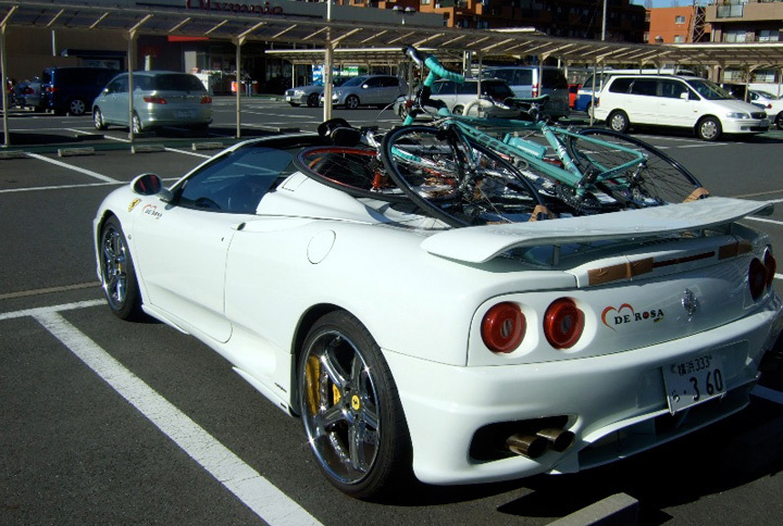 大宮さんの「360スパイダー」。ボディーに直接ロードバイクを搭載し、ゴムで固定していた。