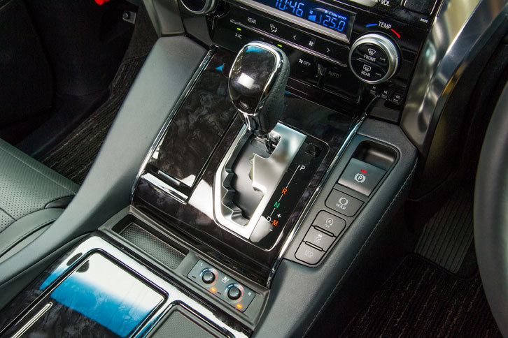 トルコン式ATも、従来の6段から8段に多段化。なお、8段ATと「2GR-FKS」エンジンとの組み合わせは、トヨタの中でもこれが初となる。