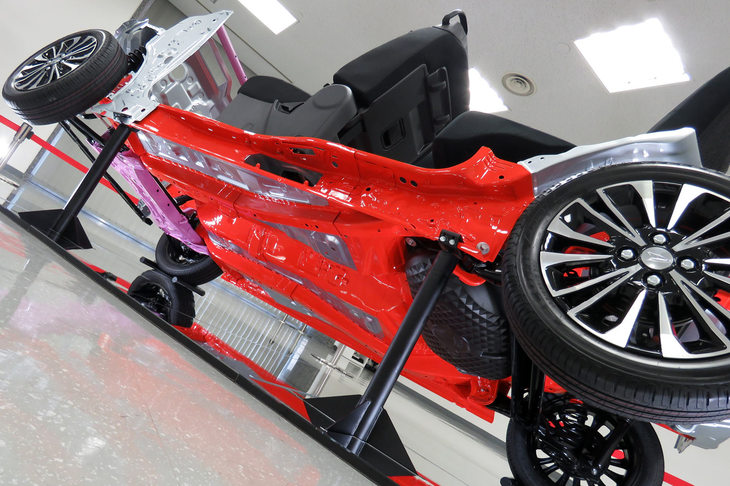 アンダーボディーの骨格は、上から見ても、横から見ても、従来モデルより屈曲の少ない、スムーズな形状となった。