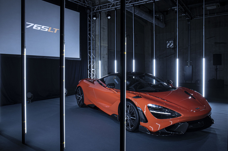 「720S」をベースとした高性能バージョン「765LT」。“ロングテール”と呼ばれる空力特性の向上を目的に延長された車体後部と徹底した軽量化、765PSのV8ターボエンジンなどが特徴である。