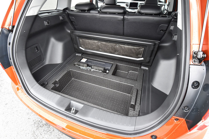 荷室のフロアボード下にも予備の収納スペースが確保される。