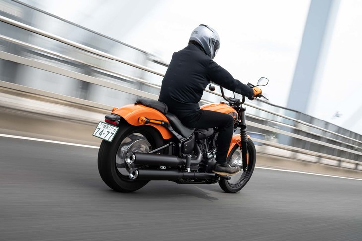 300kgに迫る車重をものともせず、ロケット並みの加速を味わわせてくれる「ストリートボブ114」。低速で流すだけでも最高に気持ちいい。