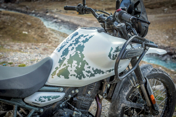 燃料タンクの容量は17リッター。これならロングツーリングでも、頻繁な給油に迫られることはないだろう。