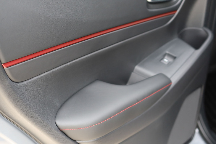 ホンダ・ヴェゼルe：HEV RS（リアシートのドアパネル）