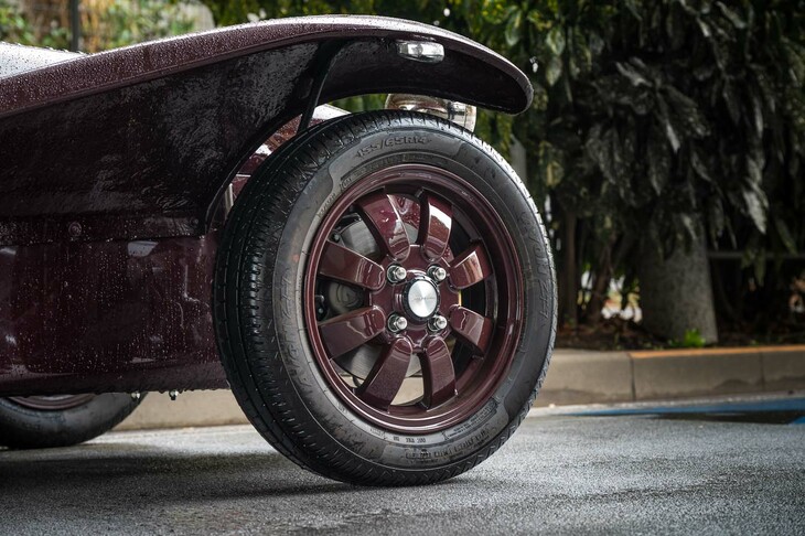 足もとの仕様はシルバーの8スポークアロイホイールと155/65R14サイズのタイヤの組み合わせが標準。オプションで色の変更やリムのダイヤモンドカット加工などが選択できる。