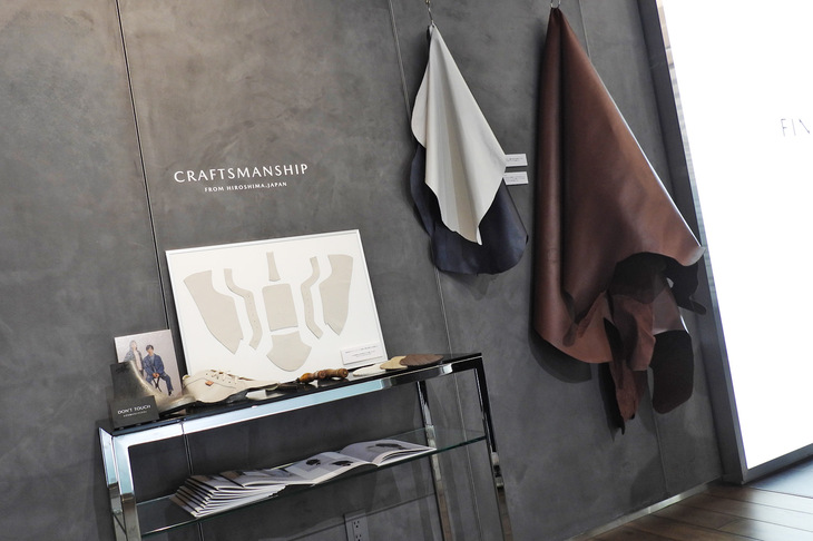 会場には「SP-MX5」の素材となる皮革素材や、製作に用いられる工具なども展示されていた。