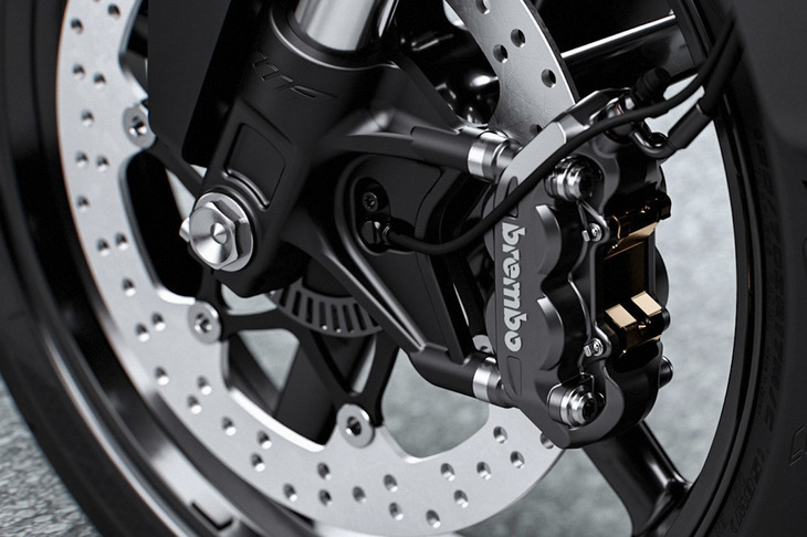 ブレーキは前後ともにブレンボ製。フロントはφ320mmのディスクに4ピストンキャリパーの組み合わせ、リアはφ240mmにシングルピストンキャリパーの組み合わせとなる。