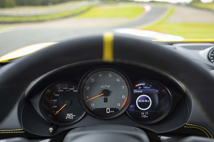 専用デザインの3連メーター。「718ケイマンGT4」のものは中央に「GT4」ロゴが、「718スパイダー」は同じく「Spyder」ロゴが添えられる。