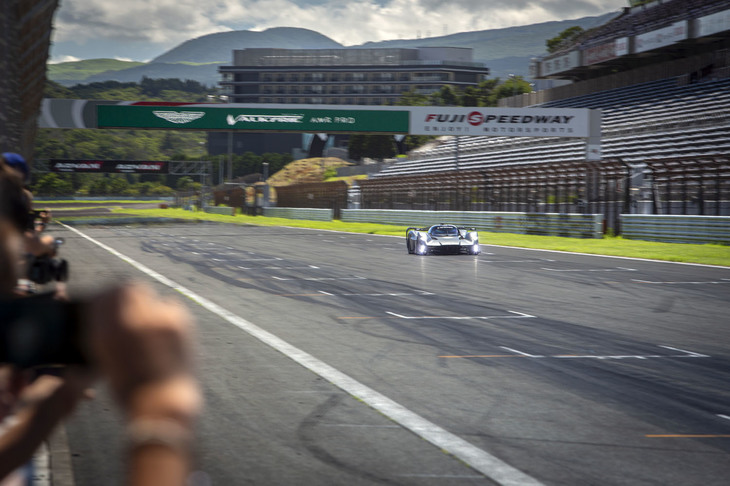 ホームストレートを駆け抜ける「ヴァルキリーAMR Pro」。この日は最高出力が800PSに抑えられていたというが、それでも最高速は300km/hを優に超えた。