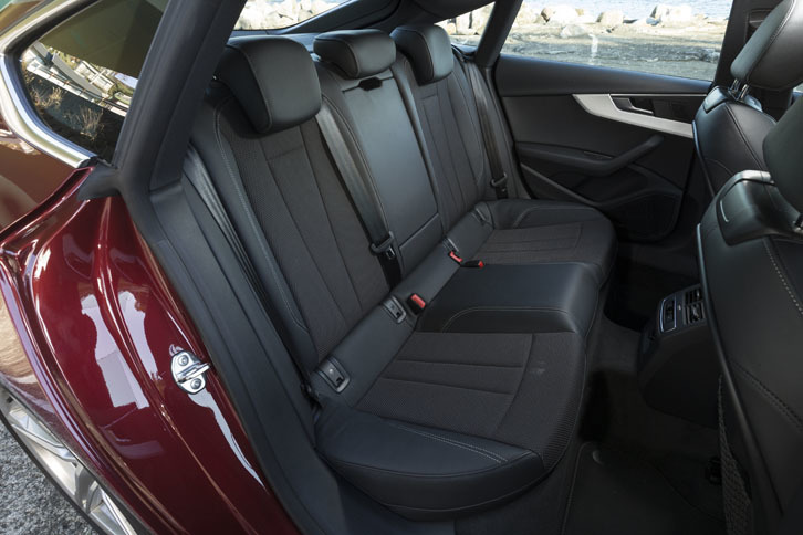クーペのフォルムを持ちながら、後席には同クラスのセダンと比較しても遜色ない広さが確保されている。着座姿勢も極めて自然だ。
