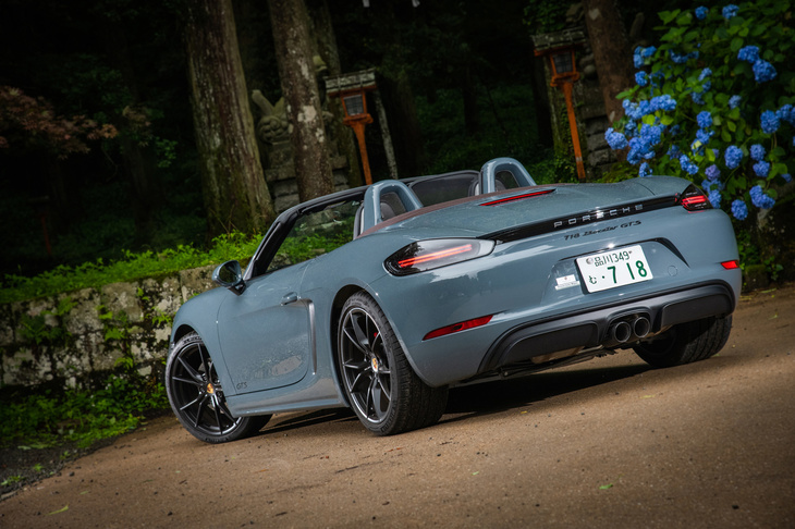 よりスポーティーな味付けの専用サスペンションにより、車高は「718ボクスターS」より10mm低められている。