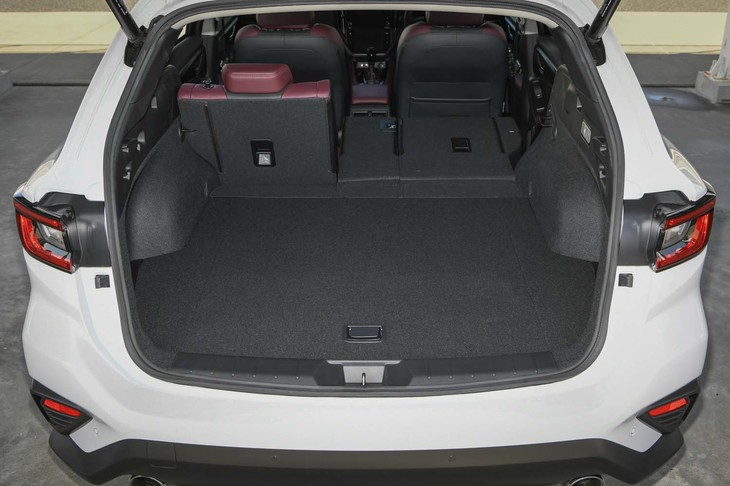 広々とした荷室は、ワゴンである「レヴォーグ」の特長。3分割式の後席を倒すことで、さまざまな荷物の積載に対応できる。