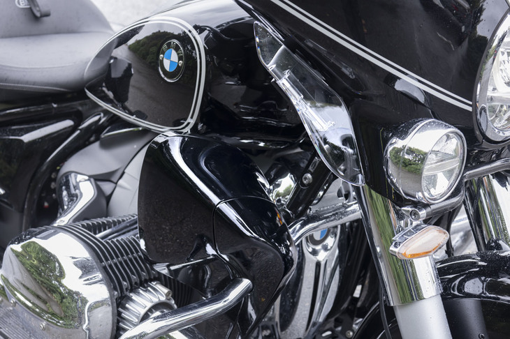 足にあたる風を防ぐ黒いディフレクターと、クリア素材の風よけ。後者は可動式で、体にあたる風の量を調節できる。