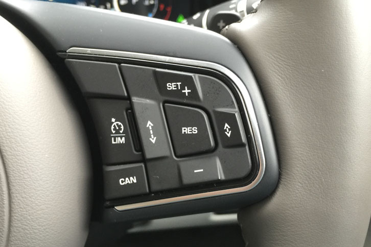 ACC作動時、ブレーキを踏んでシステムを解除しても、「RES」ボタンを押せば直前の車速に戻すことができる。