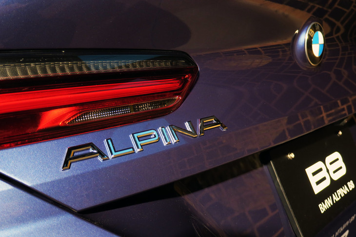 BMWアルピナB8グランクーペ（「ALPINA」ロゴバッジ）