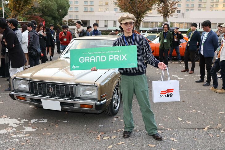 参加オーナーの投票で選ばれるグランプリには、yoshikiさんの5代目「トヨタ・クラウン」が輝いた。20代半ばで手に入れ、10年ほど所有しているそう。パーツ集めに苦労しながら、コツコツと仕上げてきたそうだ。