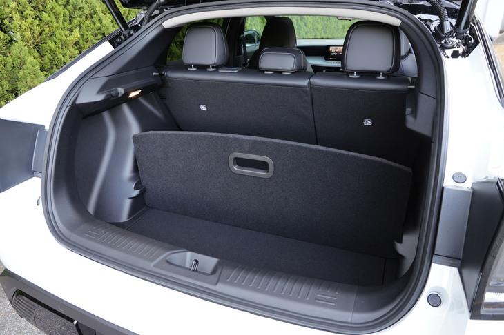 後席使用時の荷室容量は420リッター。後席背もたれを前方に倒した際に、後席背面と荷室床面がフラットになるようフロア高を調整可能な「フレキシブルラゲッジボード」は、3万3000円のディーラーオプションアイテムとなる。