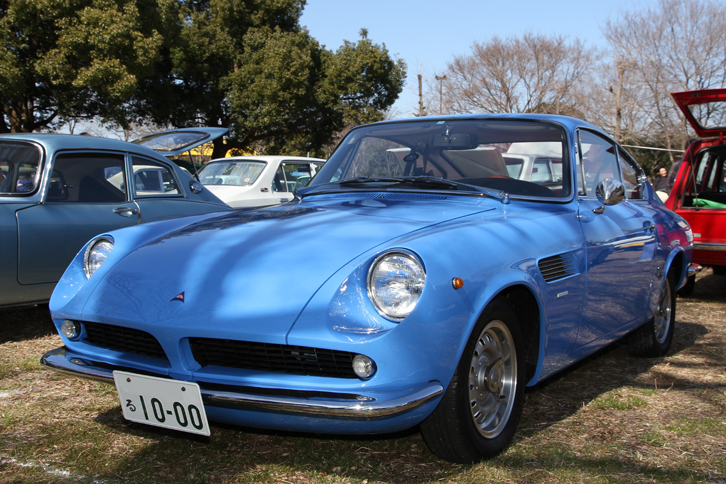 1965年「ASA1000GT」。フェラーリが企画したものの、諸事情により生産を断念した「フェラリーナ」（小型フェラーリ）の製造権を買い取ったASAにより、100台前後作られた小型GT。スタイリングはベルトーネ時代のジウジアーロ、シャシー設計はフェラーリ出身のジオット・ビッザリーニ、1032cc直4 SOHCエンジンの設計も元フェラーリのカルロ・キティと、開発スタッフはオールスターキャストである。
