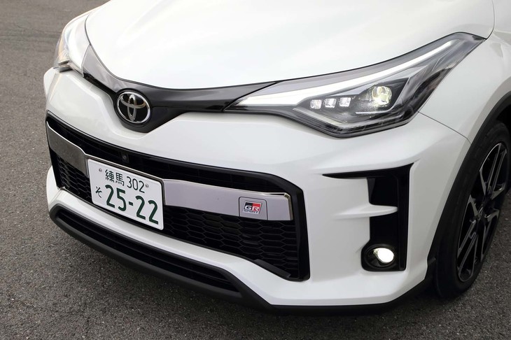 大開口のアンダーグリルを備えたフロントバンパーは“GRスポーツ”専用。