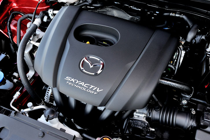 116psと15.1kgmを発生する1.5リッター直4ガソリンエンジン。指定燃料はレギュラーではなくハイオク。JC08モード燃費は19.2km/リッター。